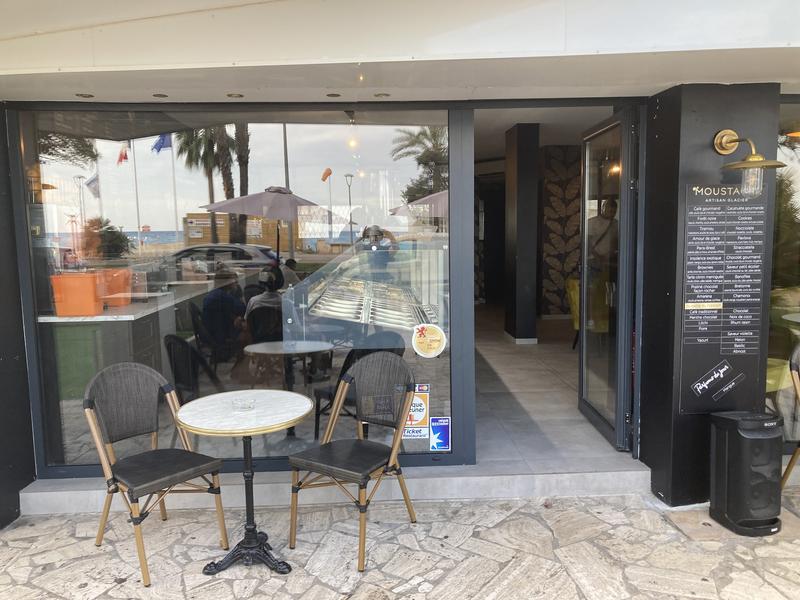 Terrasse de la boutique Glaces Moustache