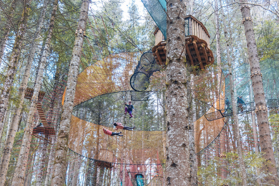 Quel terrain de jeu avec ces filets aériens géants