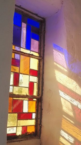 Le vitrail de la chapelle Saint-Honorat - © Joëlle Vatain