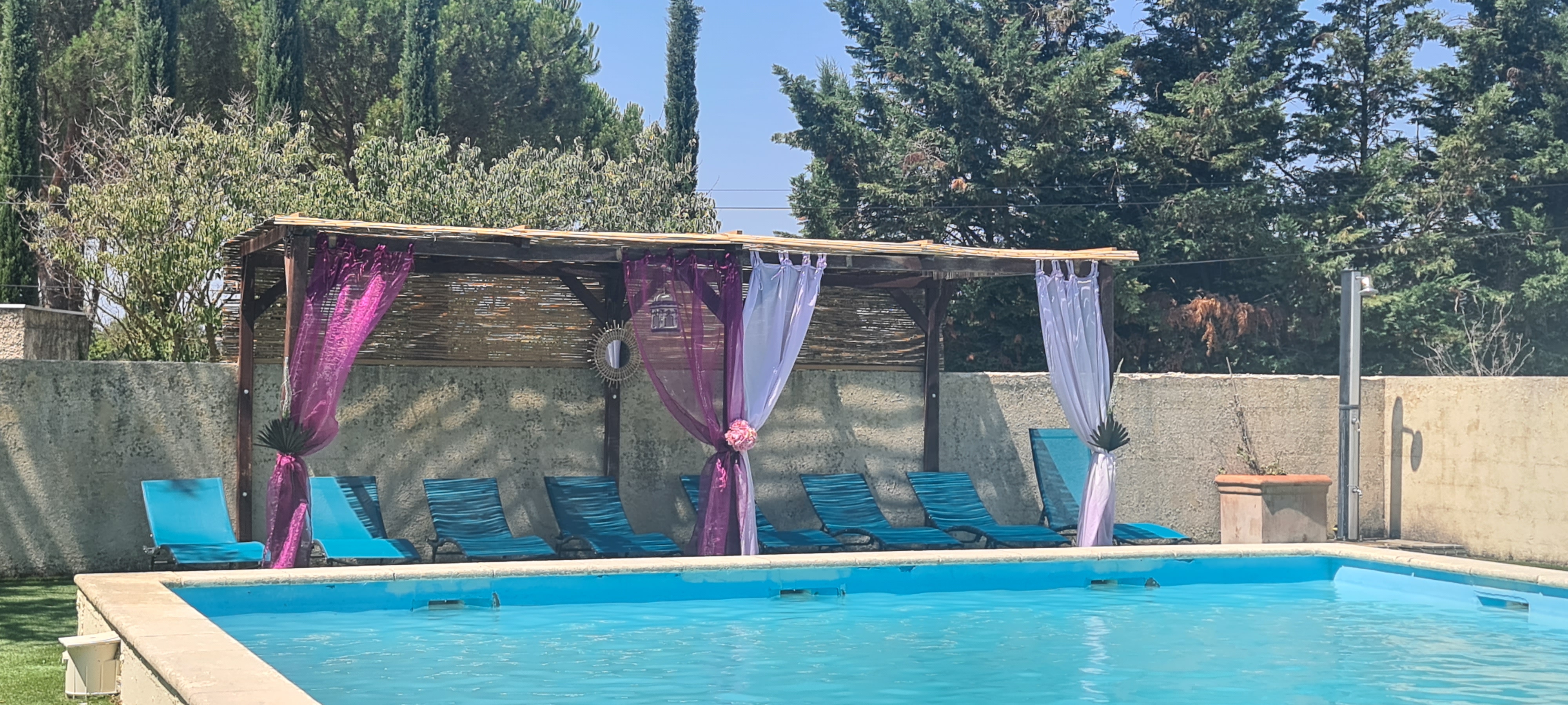 Hôtel Restaurant Le Carina — Hôtels & Résidences à Vaucluse