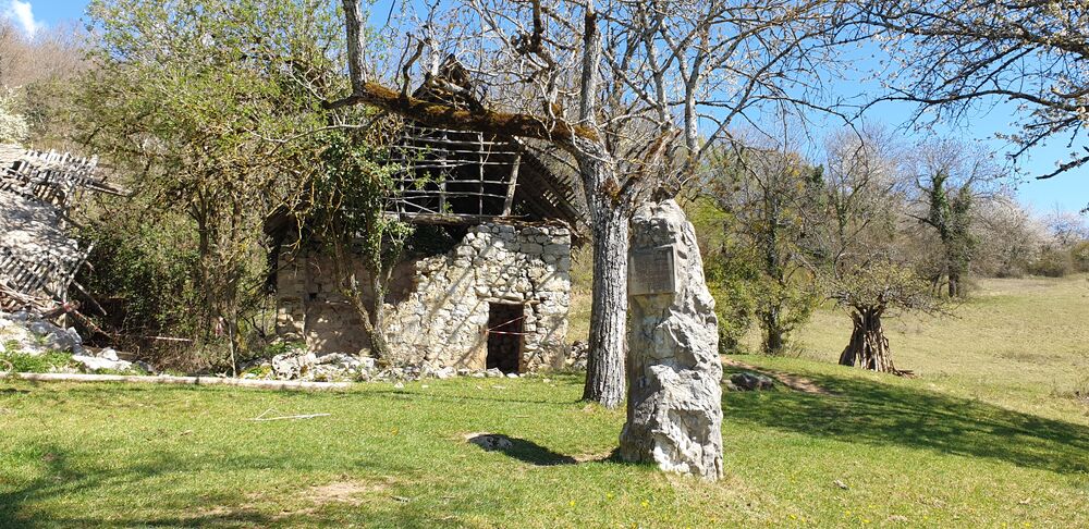 La stèle du maquis et la ferme des résistants