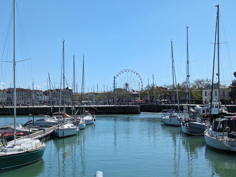 Le port et ses bateaux, de l'autre côté la grande roue.