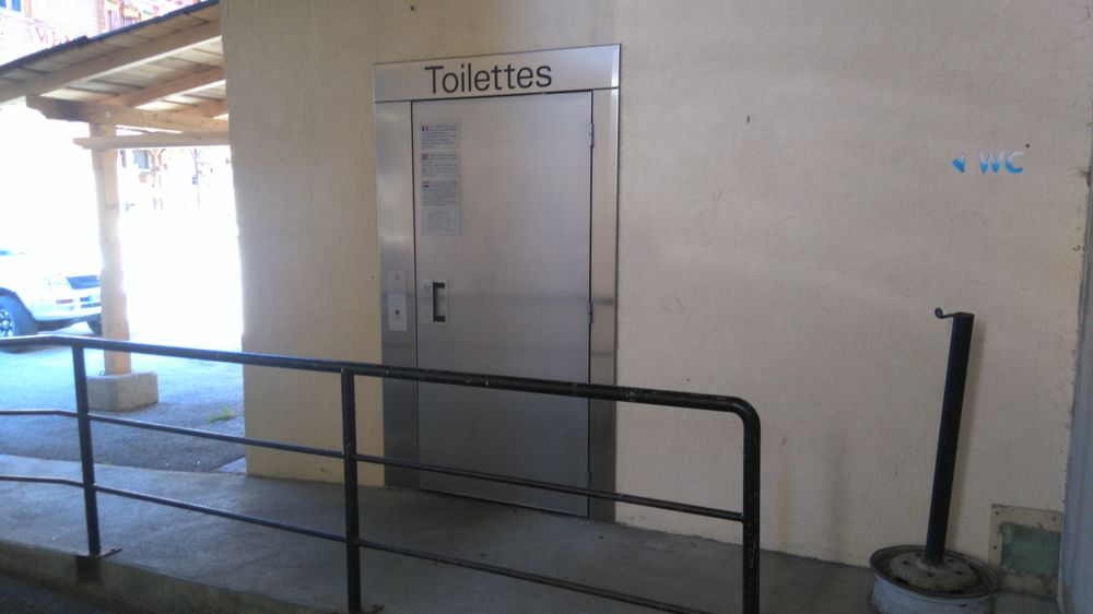 wc-publics-place-berthod-les-saisies