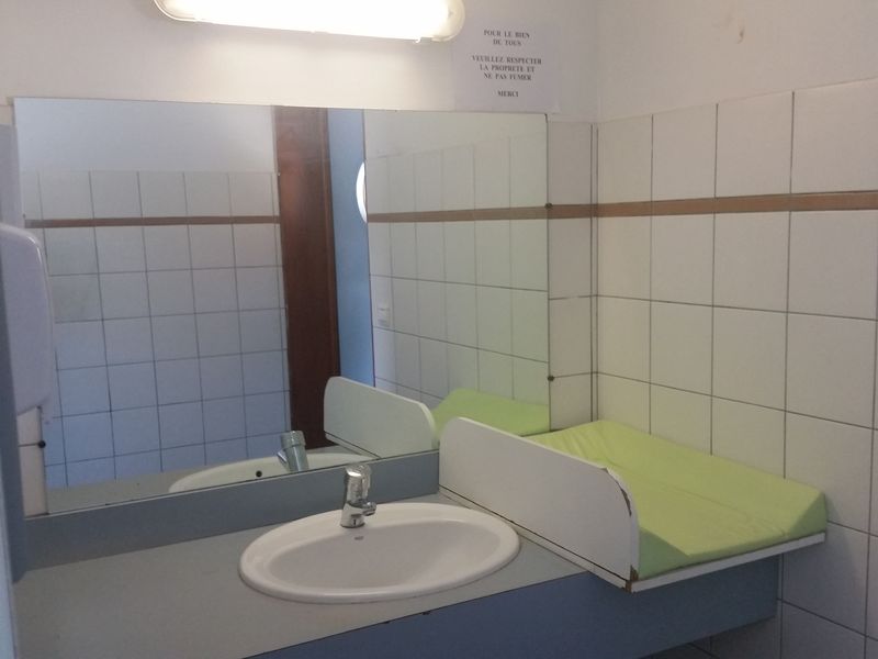 Toilette publique femme avec coin change pour bébé