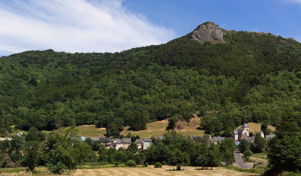 Le village de Valbeleix au pied de la Roche Nitée - Les balades de Léa et Tino_Valbeleix