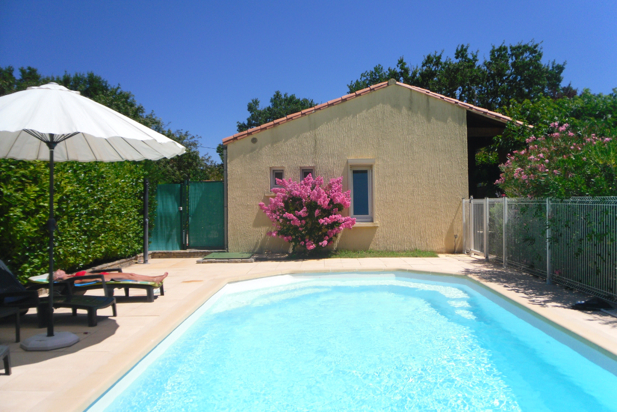 Piscine depuis jardin
