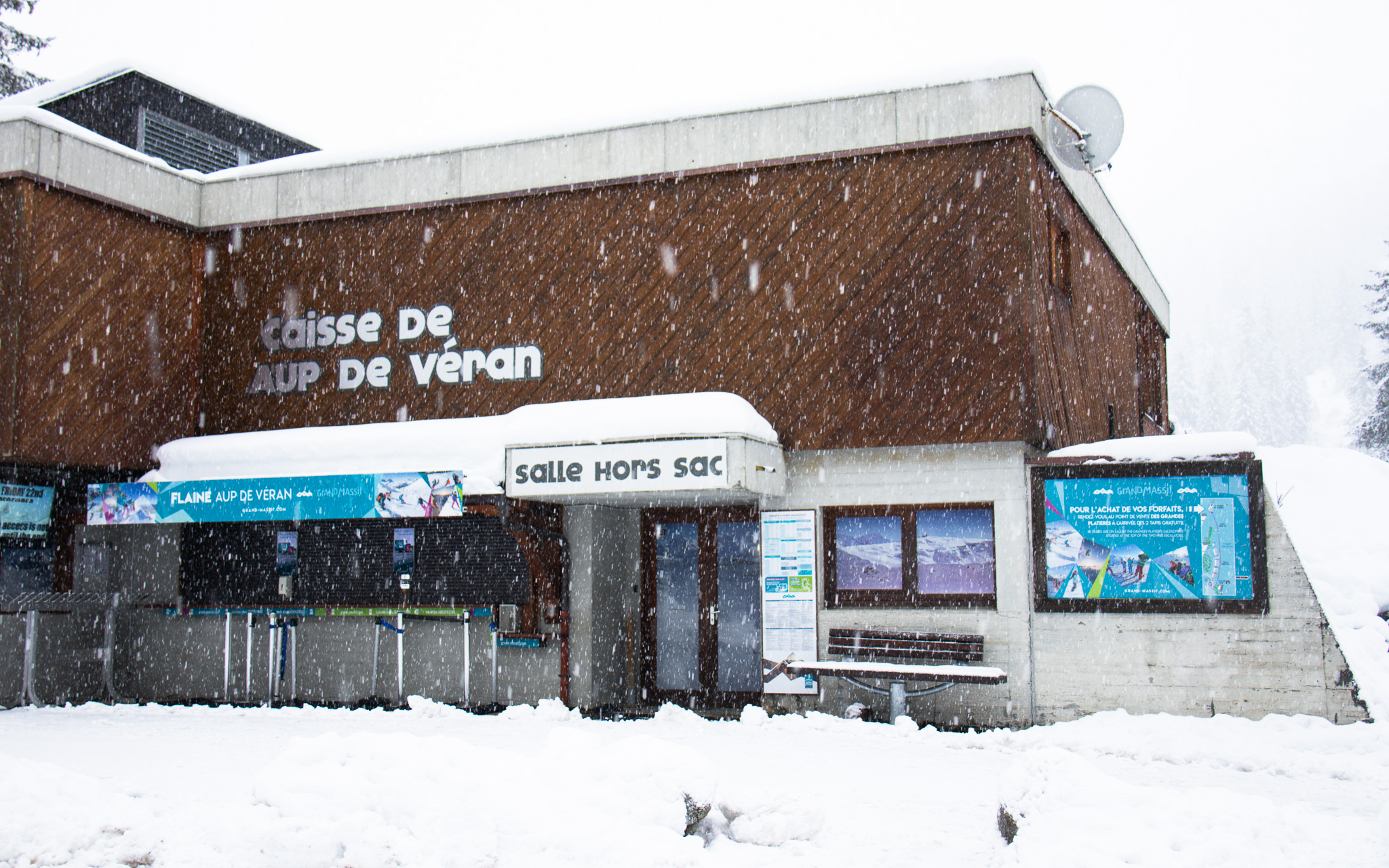 The Aup de Véran cash desks are located directly at the foot of the pistes and in car park P1