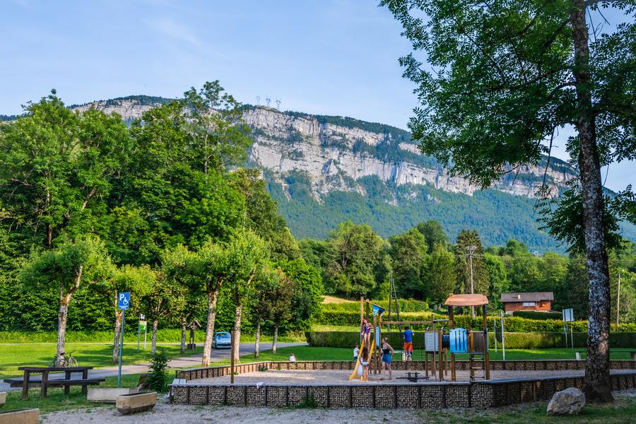 Jeux pour enfants au Camping Les Peupliers à Lépin-le-Lac