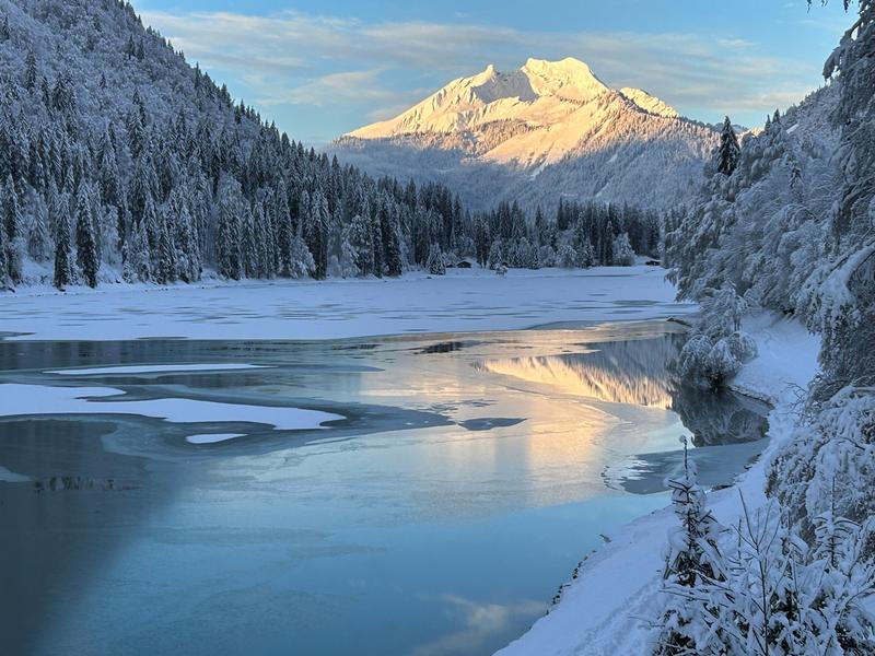 Lac de Montriond en hiver Lac de Montriond en hiver