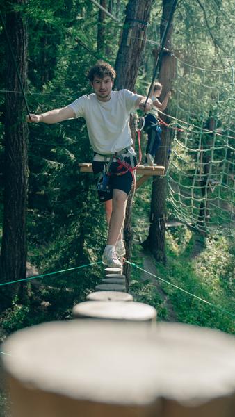 Garçon qui fait de l'accrobranche - Accrobranche Val Aventure à Val d'Isère