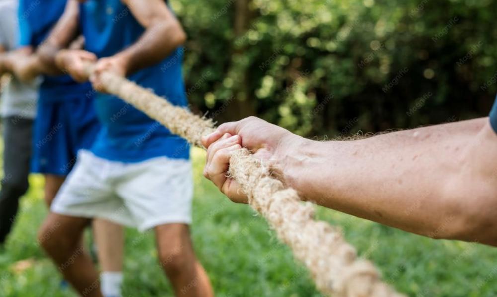 Animations adultes: courses en sac, tir à la corde, quizz...
