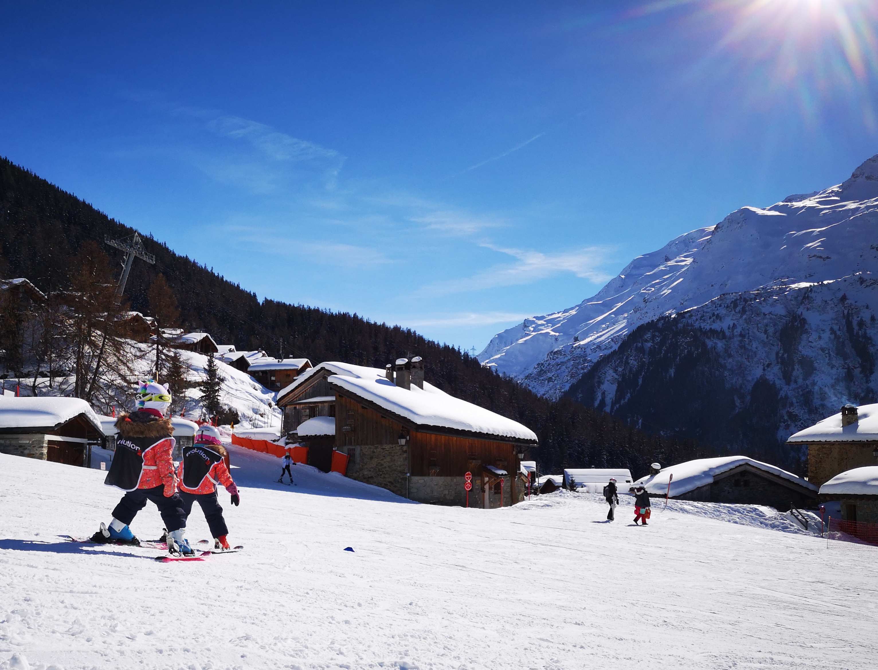 Groupe du Panda Club en plein cours sur le front de neige de la station de Sainte Foy Tarentaise sous un beau soleil