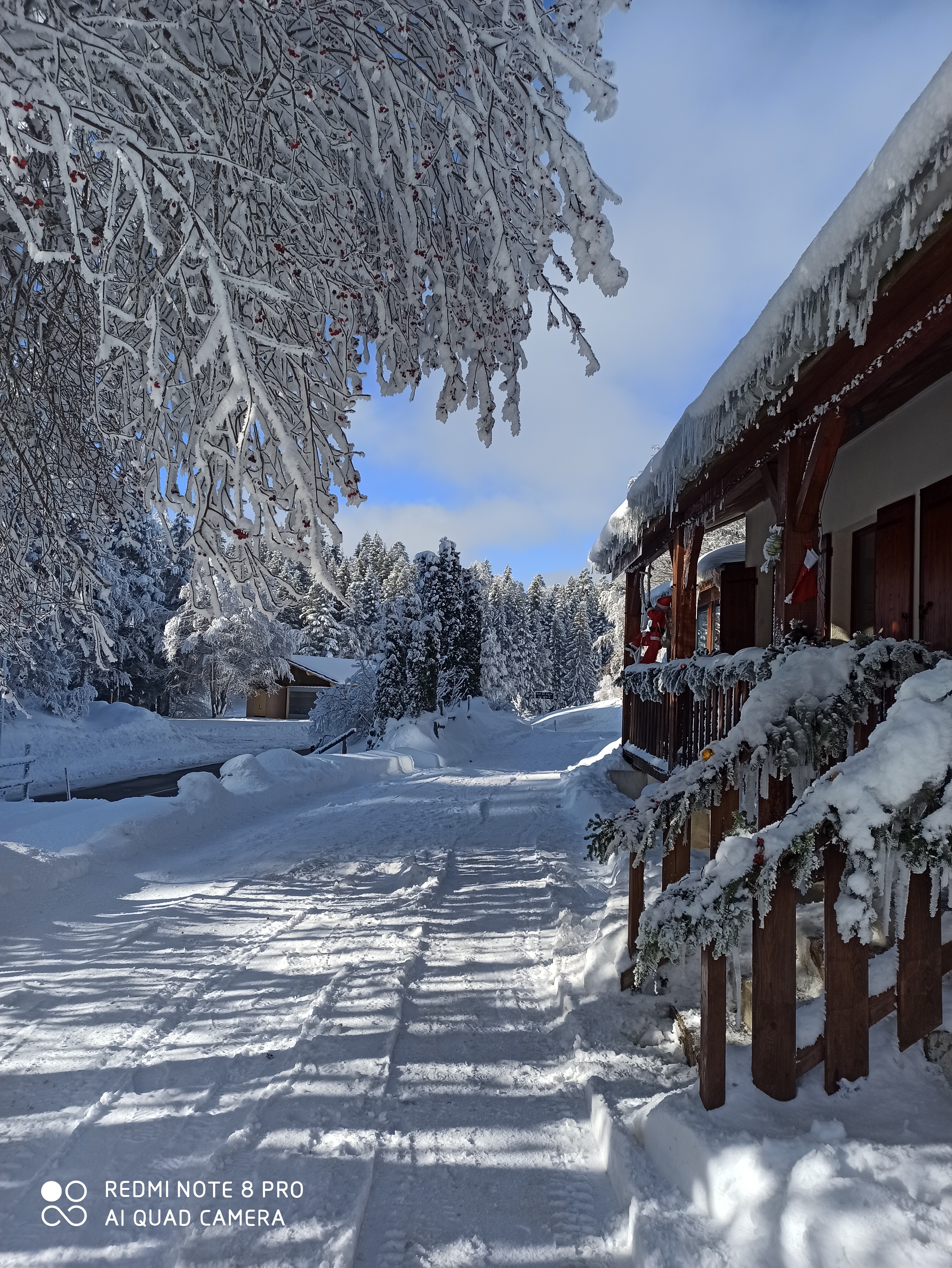 L'auberge-refuge de Carri jouxtant la location de skis sous un beau manteau neigeux
