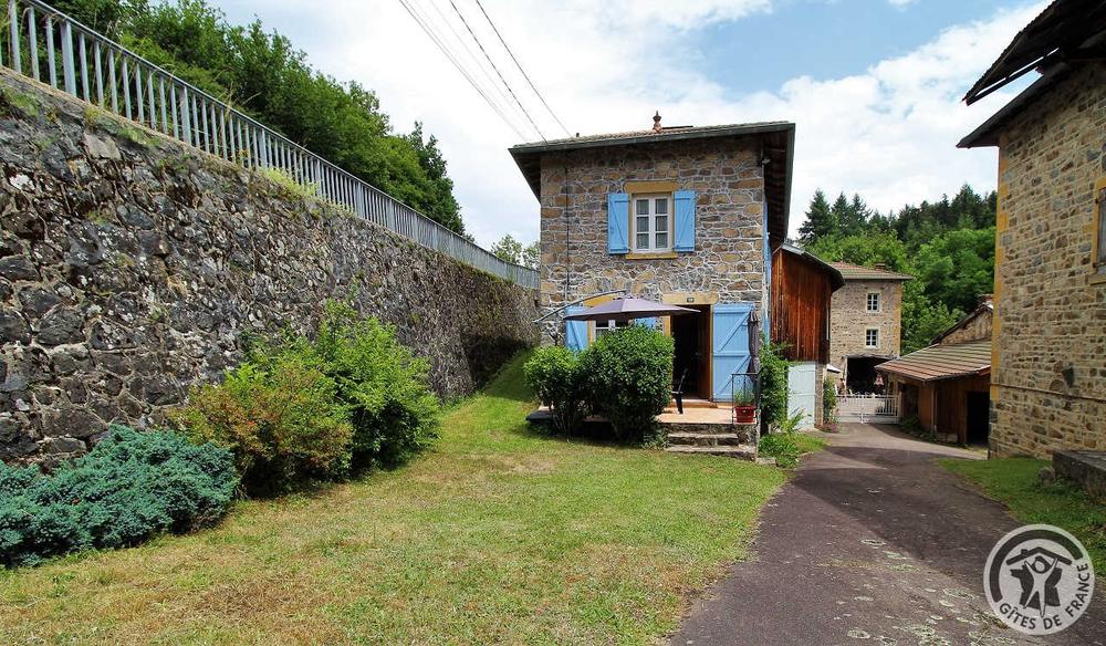 Gîte \'Moulin La Chavanne\' à Poule-Les-Écharmeaux (Rhône, Haut-Beaujolais / Beaujolais Vert) : La maison et, en enfilade (au fond), la maison des propriétaires.