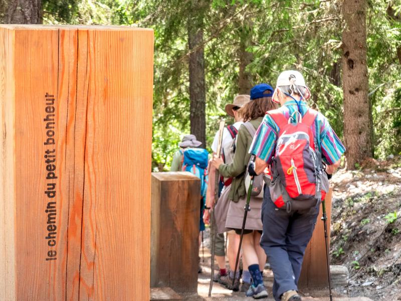 Randonneurs sur le chemin du petit bonheur