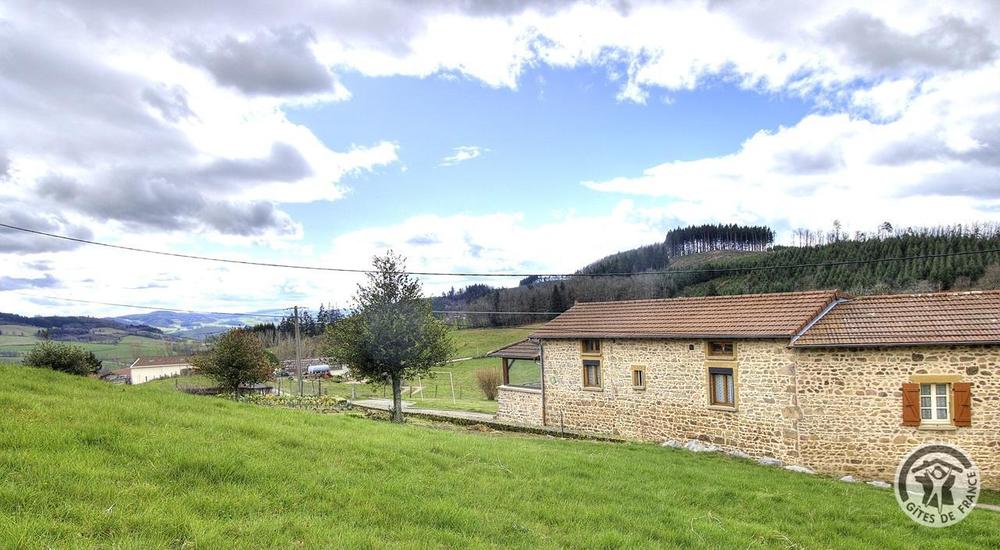 Gîte \'La Montagne\' à Thizy-les-Bourgs - La Chapelle de Mardore - proximité du Lac des Sapins, en Haut Beaujolais dans le Rhône : la maison (paysage d\'hiver).