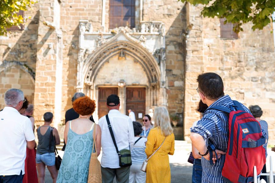 A l'ombre de l'abbatiale, Saint-Chef se dévoile : visite guidée de la ville de coeur de Frédéric Dard au fil des siècles_Balcons du Dauphiné