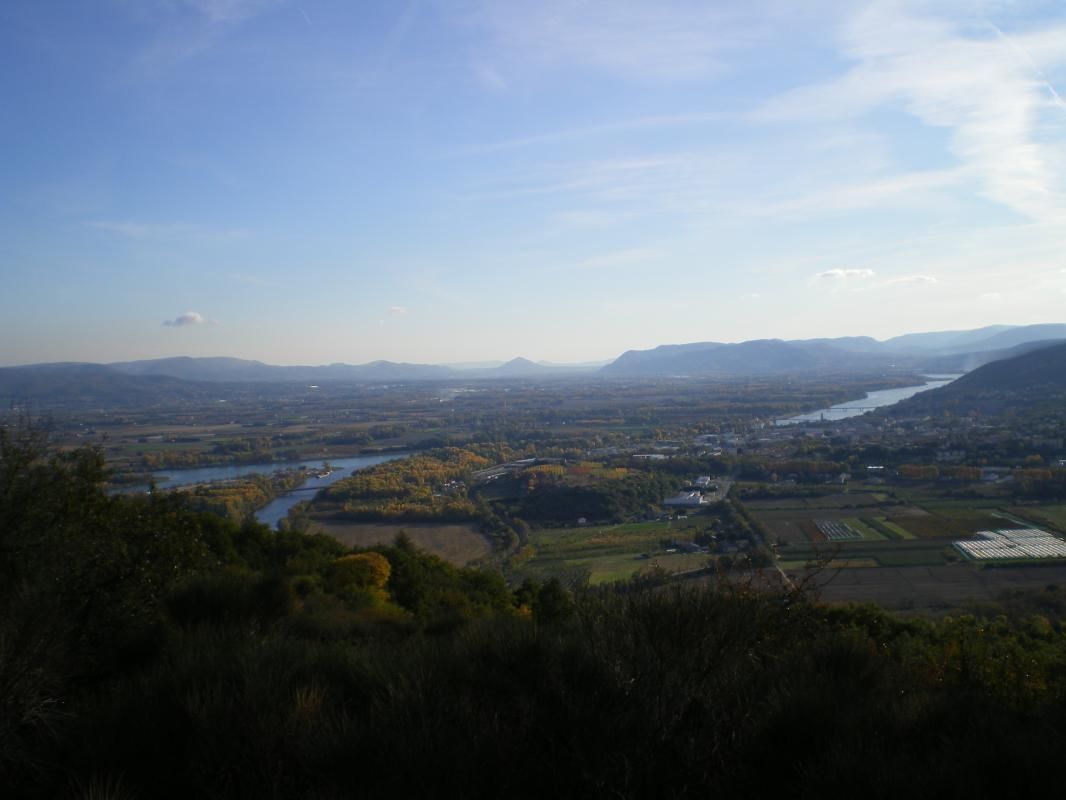 A partir du Serre de Beauchastel, vue sur le site du gîte à la confluence du Rhône et de l'Eyrieux