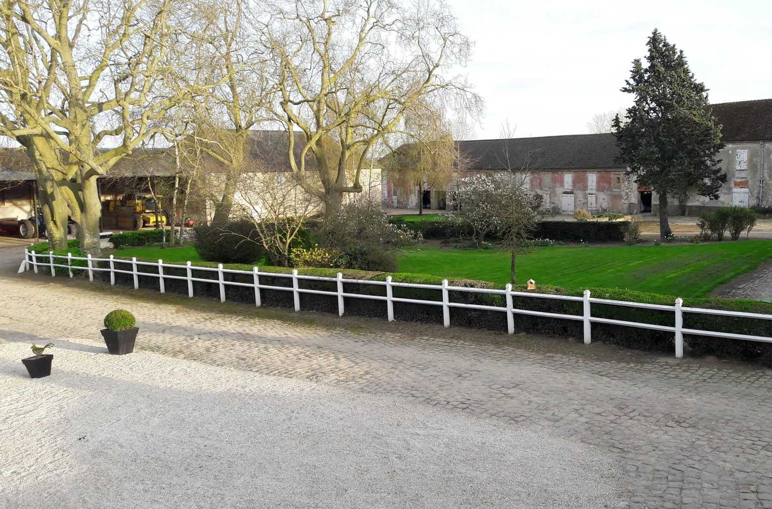 Vue du gîte côté cour.