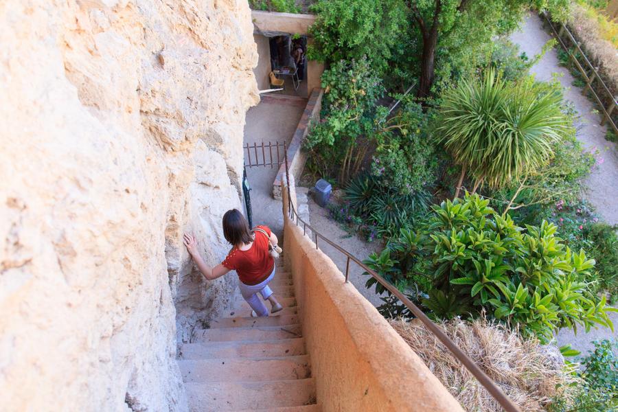 Habitats troglodytes dans le rocher de tuf - Cotignac