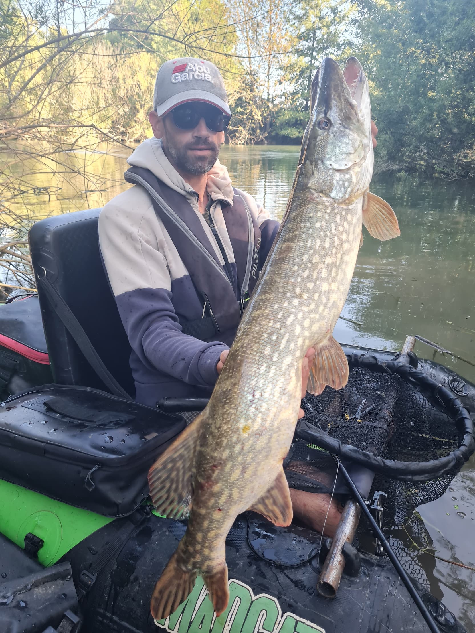 gros brochet capturé lors d'une cession en float tube