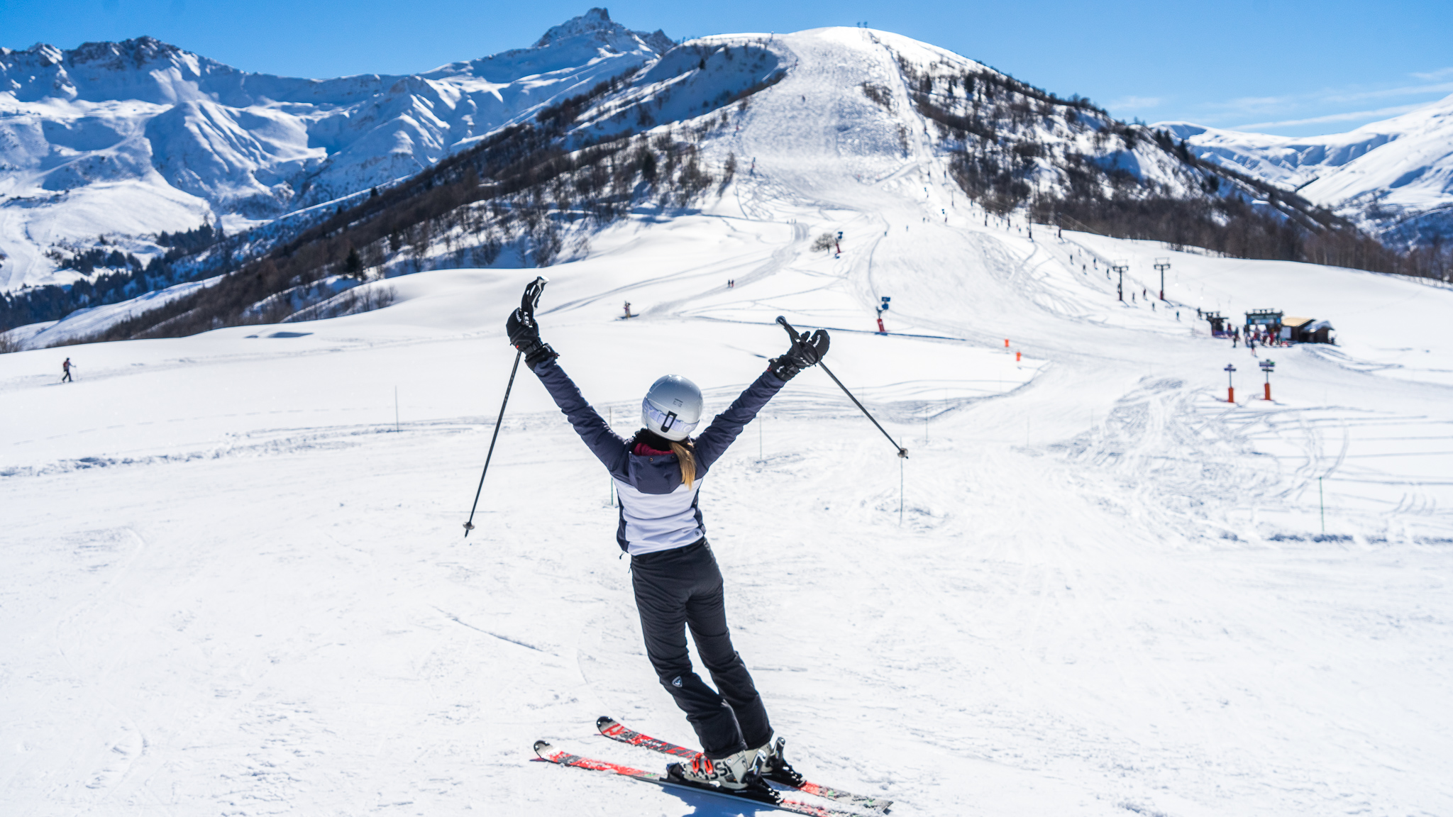 Skieuse sur les pistes du Grand Domaine