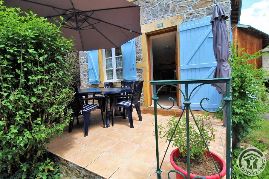 Gîte \'Moulin La Chavanne\' à Poule-Les-Écharmeaux (Rhône, Haut-Beaujolais / Beaujolais Vert) : La terrasse carrelée.