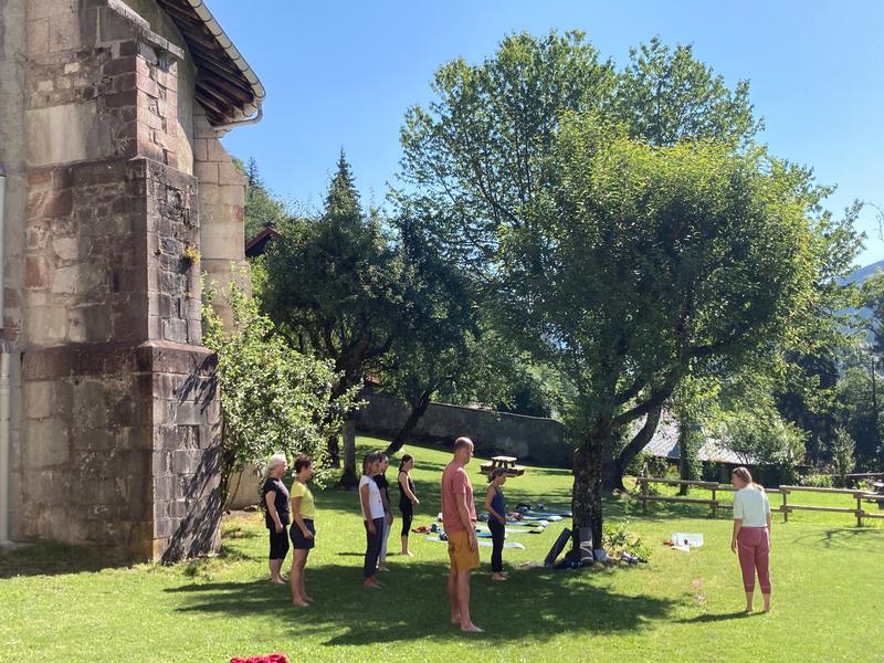 Découverte du yoga et de la méditation dans le jardin de l'Abbaye d'Abondance