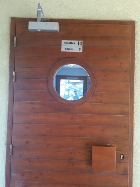 Porte des toilettes