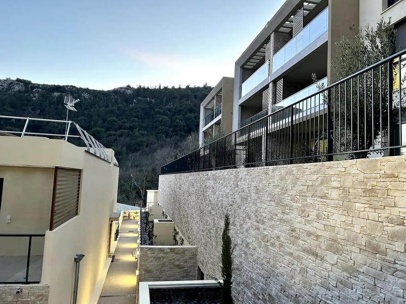 Vue du bâtiment et de l'accès vers la Piscine