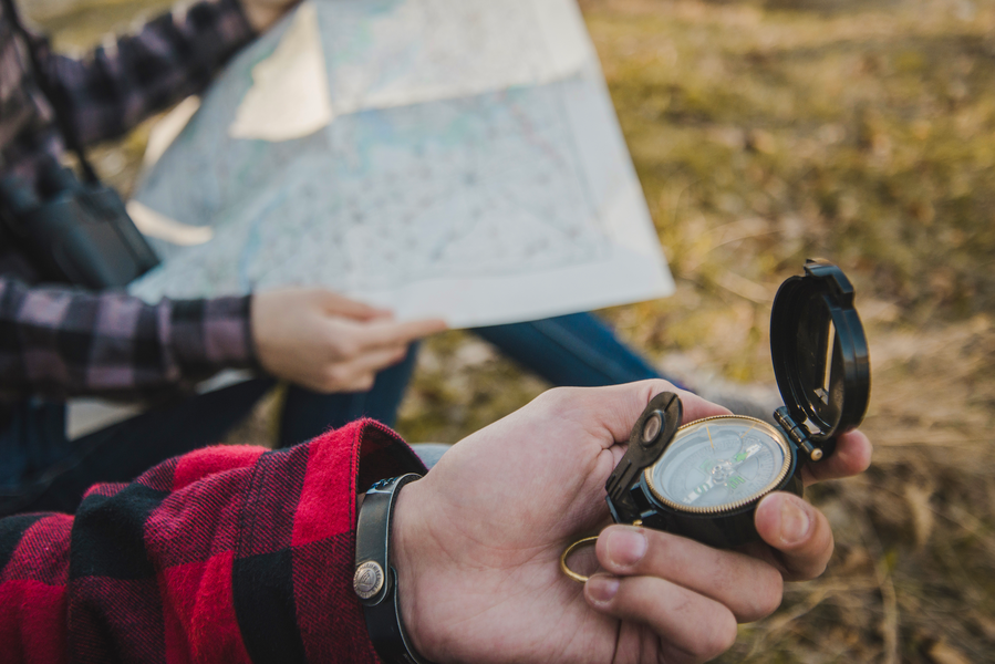 Boussole et carte en mains : parés pour le jeu de piste aux alentours de la Ferme du Naray !