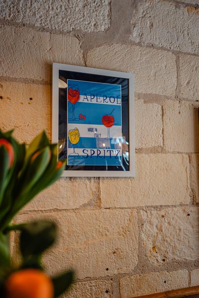 Un cadre "apérol spritz"  accroché au mur