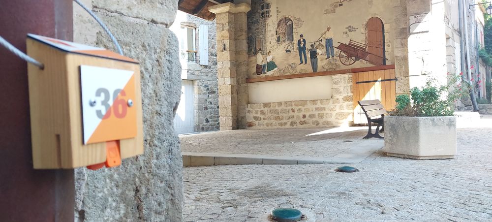 Borne CO au cœur du village de Thueyts