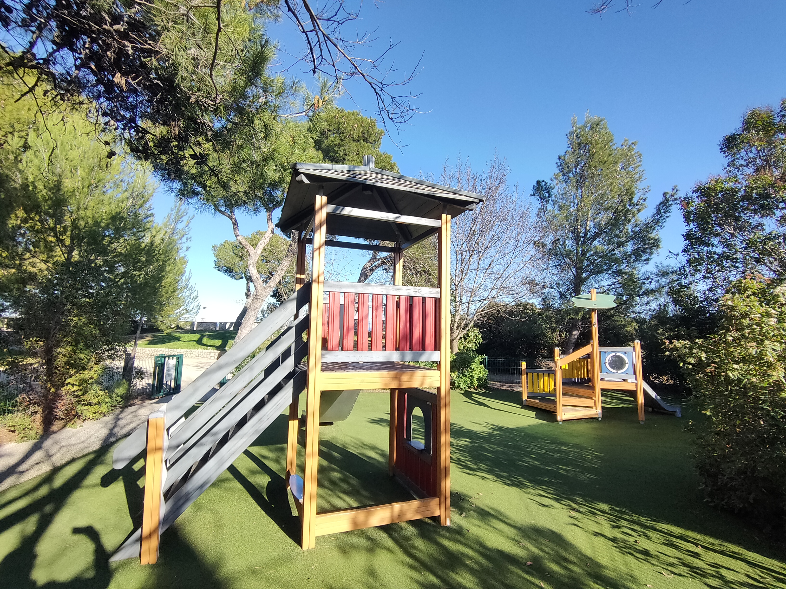 Aire de pique-nique de l'Esplanade du Chateau - photo 2