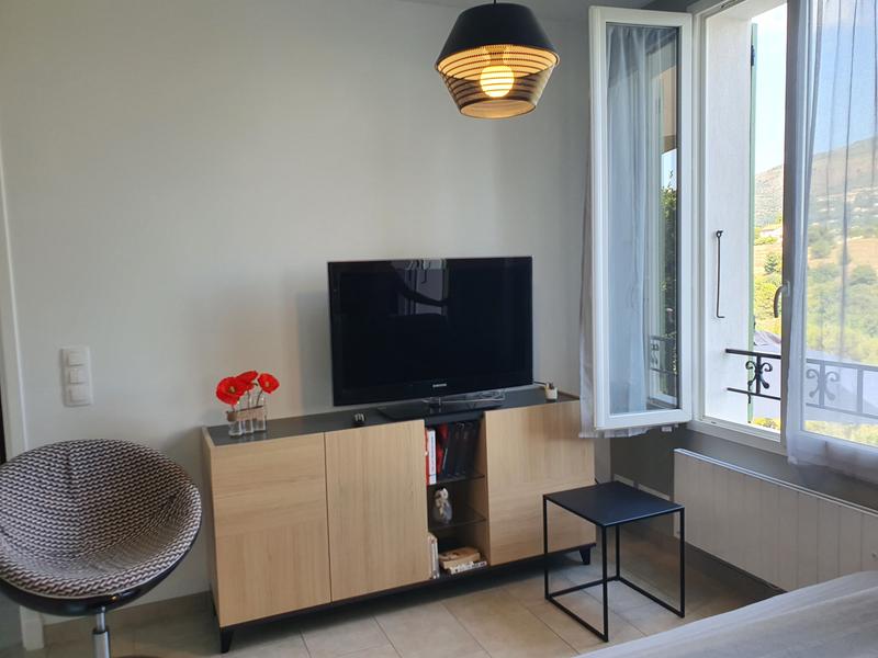 Coin salon avec vue sur montagnes Gîte Magnolia à Colomars Gîtes de France Alpes-Maritimes