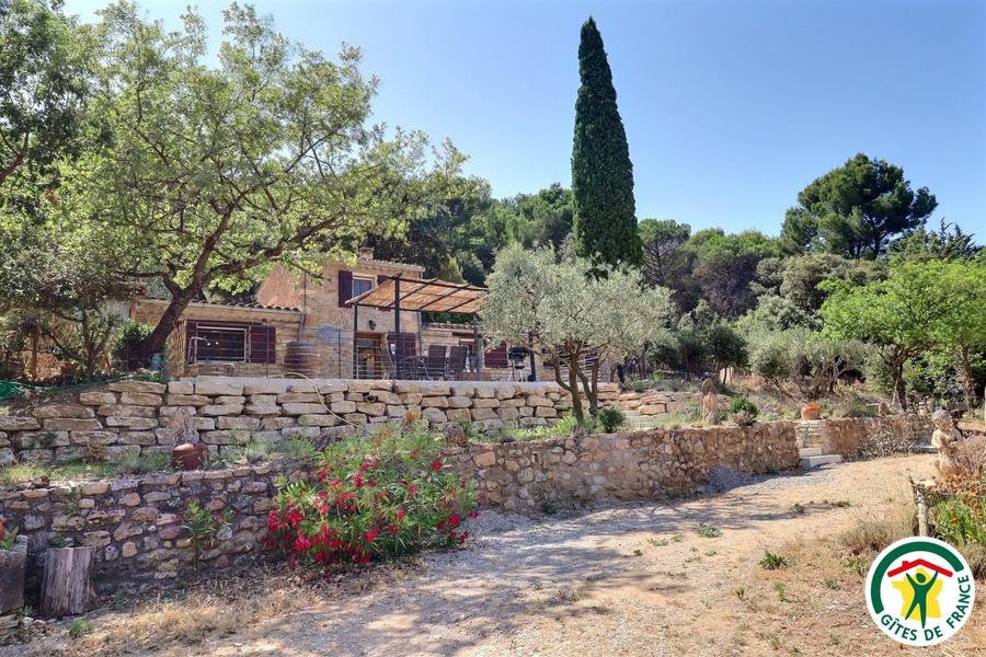Le gîte, accès par une dizaine de marches