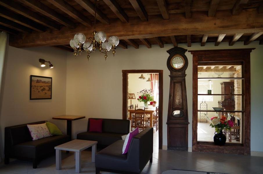 Gîte du Grand Peisselay à VALSONNE (Rhône - Beaujolais Vert) : salon, accès salle à manger.