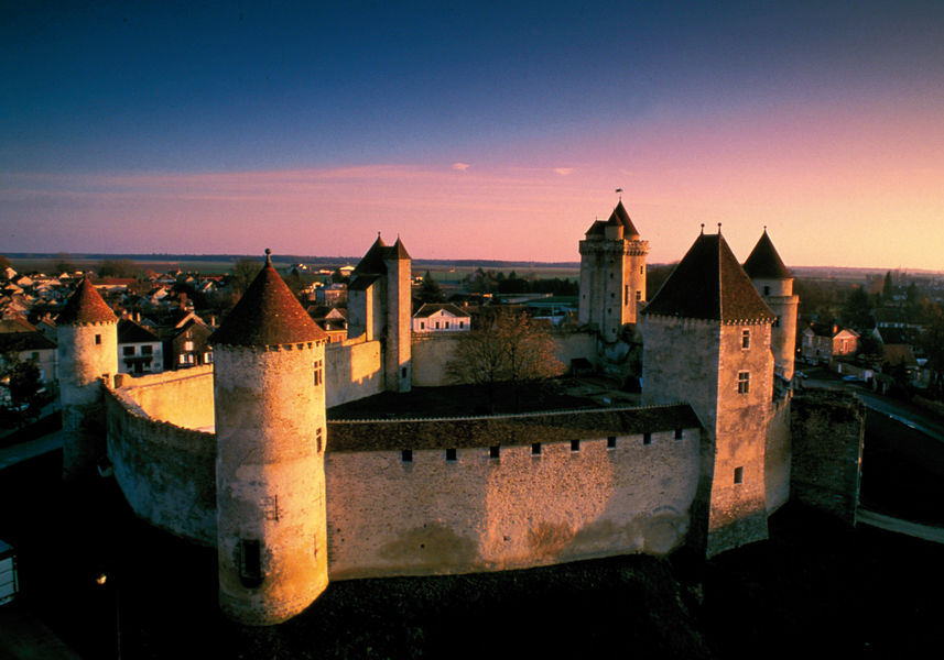 Château de Blandy-les-Tours au coucher du soleil