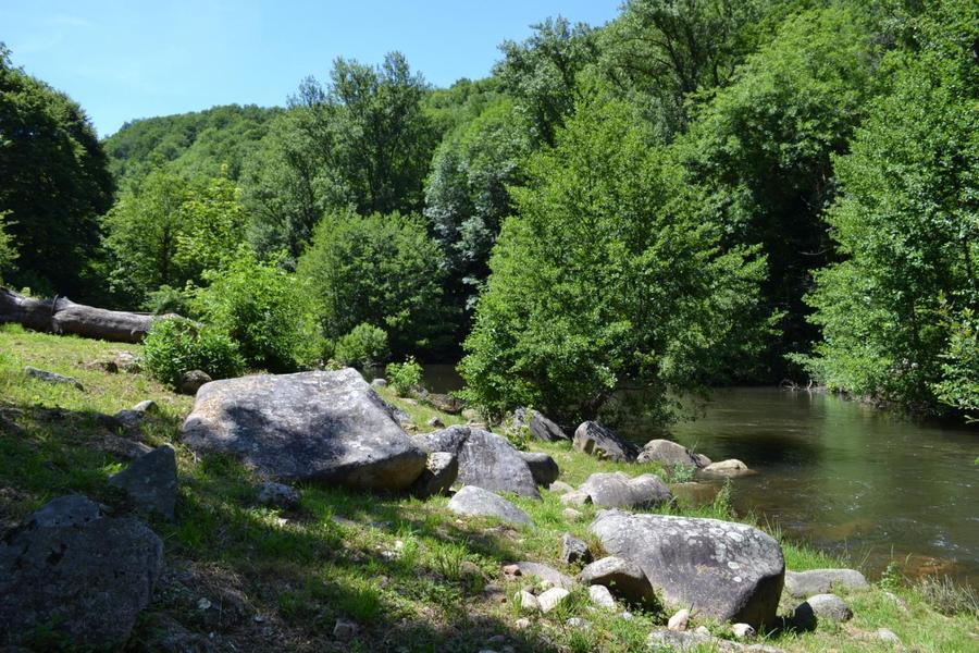 Au bord de la rivière en bas des gîtes du Moulin de Record