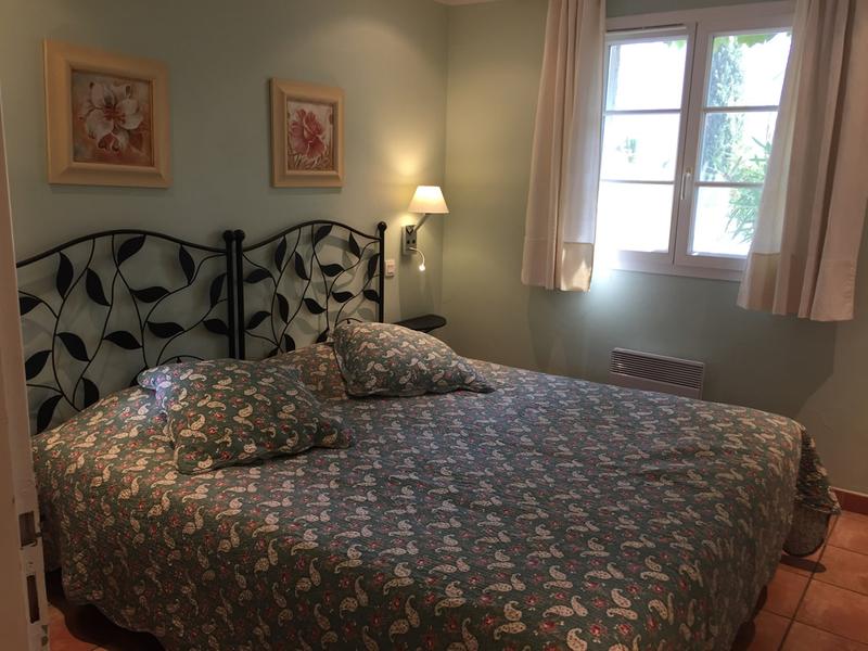 Chambre avec 2 lits simples accollables en lit double