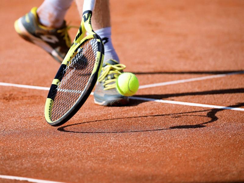 Personne en train de jouer au tennis
