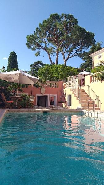 Piscine privée au pied de la chambre d'hôtes