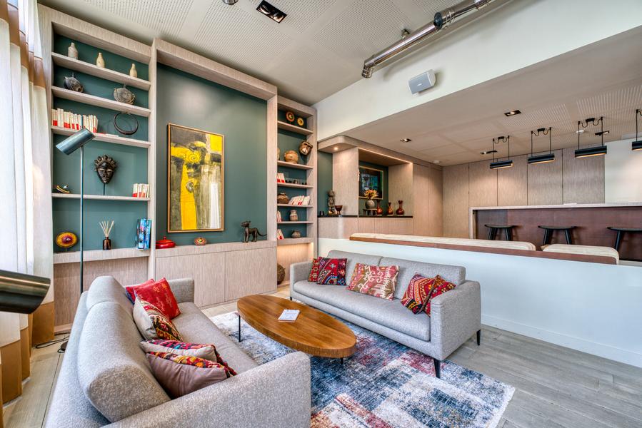 Un petit salon dans le hall de l'hôtel, avec deux canapés, une table basse, de la décoration.