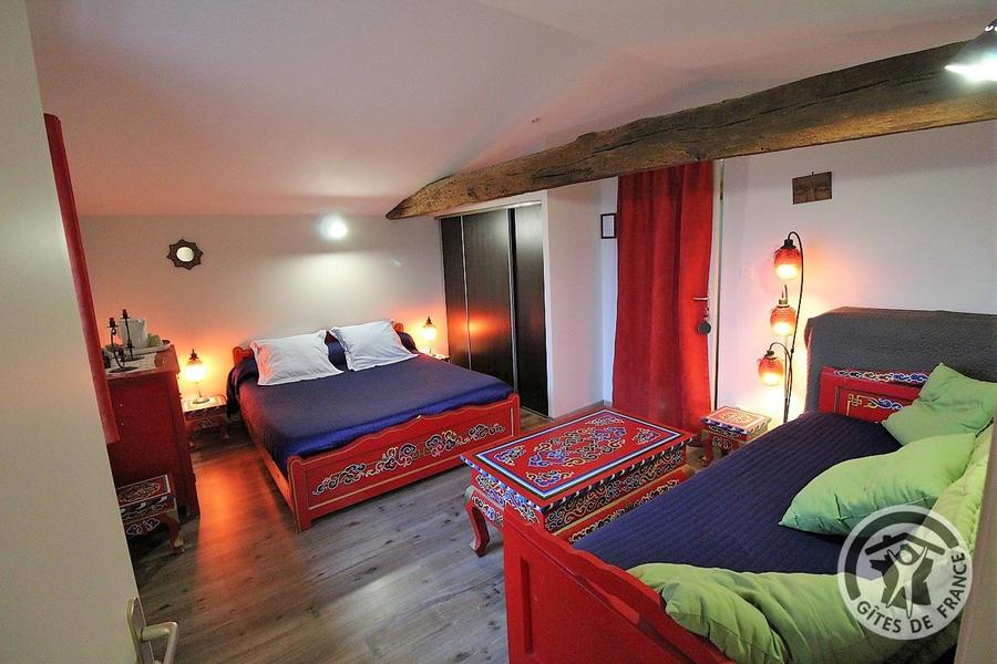 Gîte/Maison de Vacances avec 4 chambres \'Le Clos du Jubin\' à Saint-Forgeux (Rhône, Beaujolais Vert, Sud de Tarare) : la Chambre \'Vent d\'Est\'.
