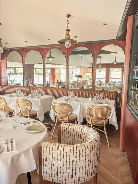 SALLE INTERIEURE VUE MER, VILLEFRANCHE-SUR-MER, RESTAURANT LE MAYSSA, DESIGN AMBIANCE, RESTAURANT CHIC