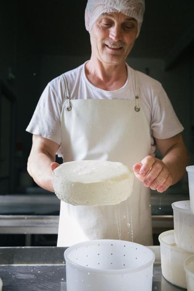 Fabrication du fromage à la coopérative laitière