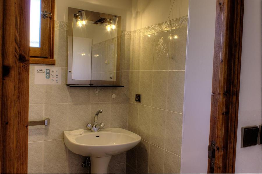 Gîte L'Oustal n°2-Lavabo-Auron-Gîtes de France Alpes-Maritimes 