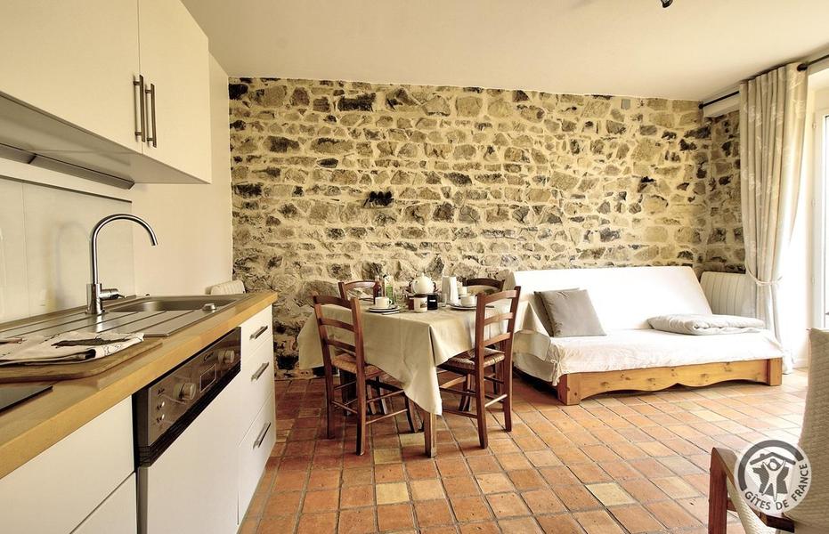 Gîte - 4 personnes - La Voisinée à Chenelette en Haut Beaujolais à proximité du Col des Echarmeaux dans le Rhône : le coin cuisine et coin repas (rez-de-chaussée).