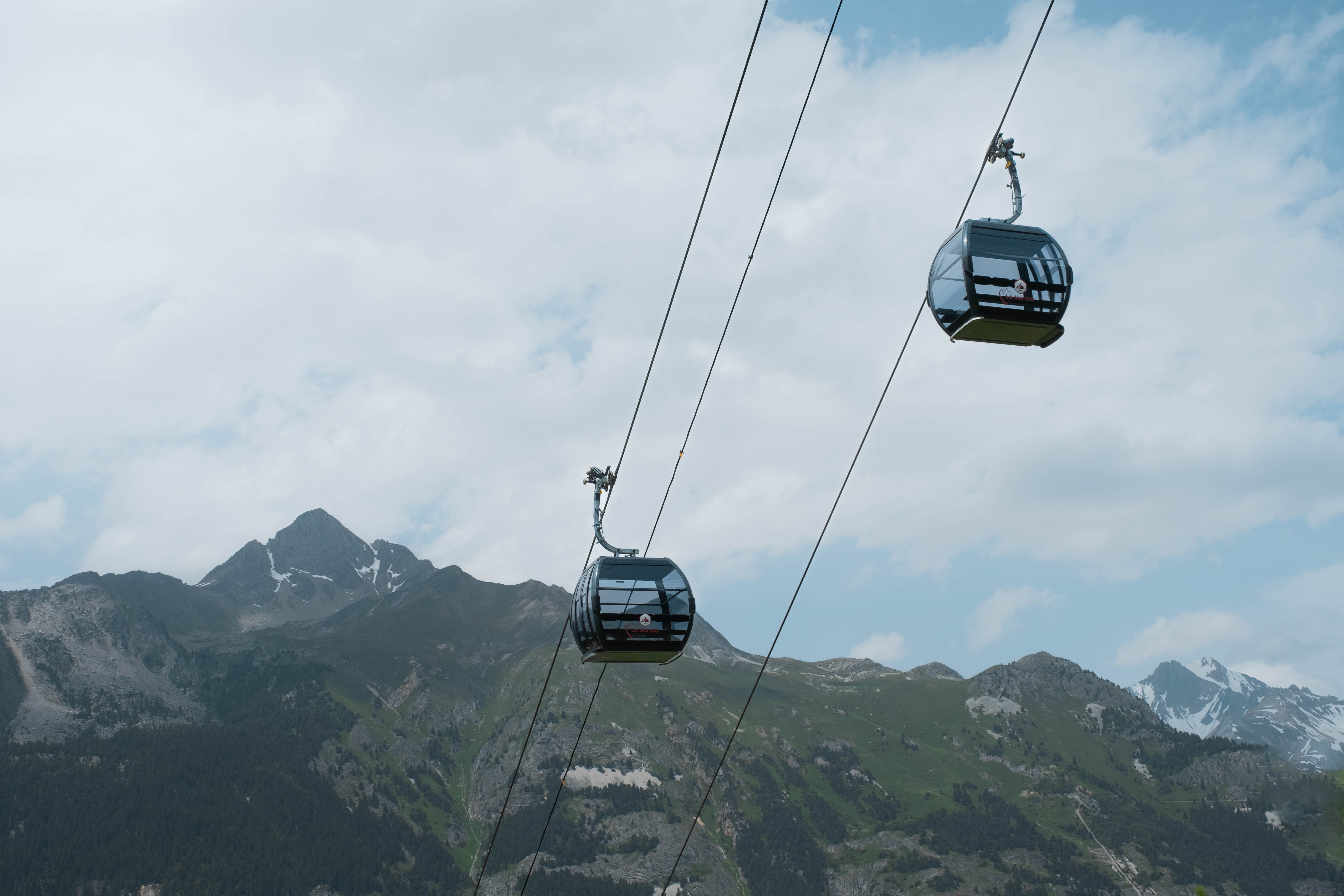 Télécabine face aux montagnes