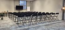 Notre Espace Méditerranée + Tisanerie de 100 m² est un lieu unique, conçu pour offrir une grande flexibilité tout en garantissant un cadre plus intime et privé. Cet espace est idéal pour tous types d'événements, tels que des formations, séminaires, forums, lancements de produits, réunions ou meetings, et est réservable à la demi-journée ou à la journée.